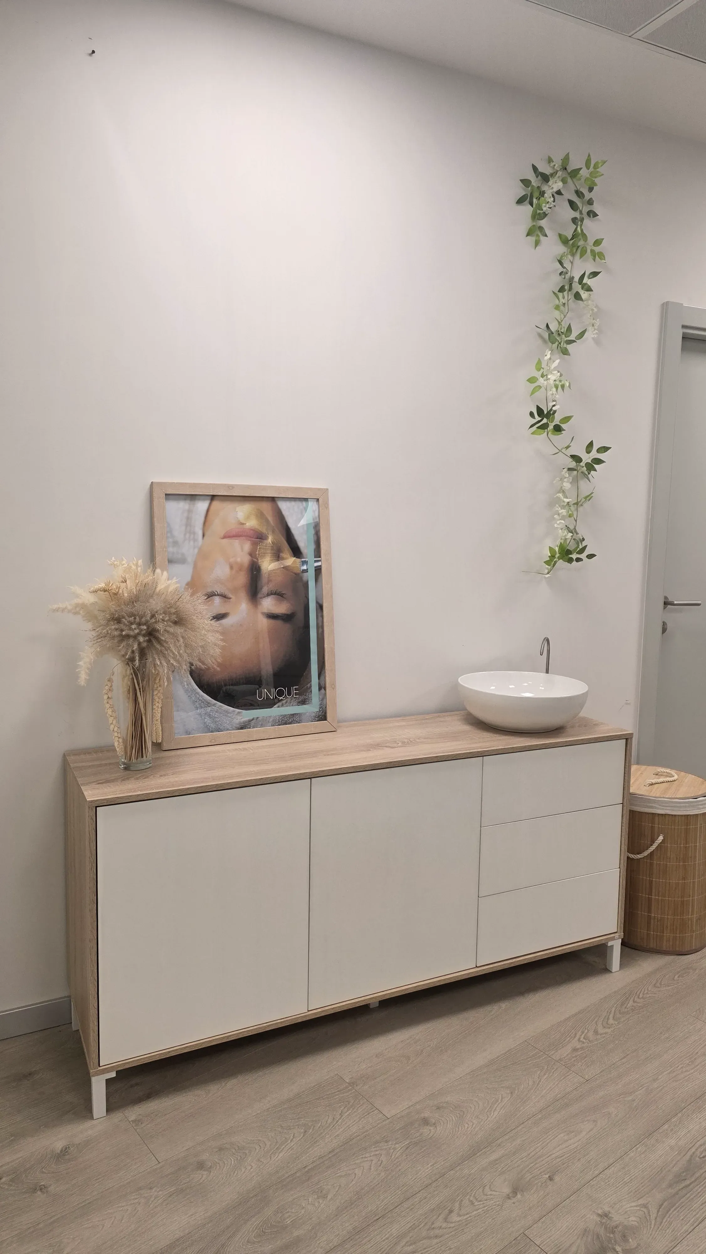montijo reception desk decor